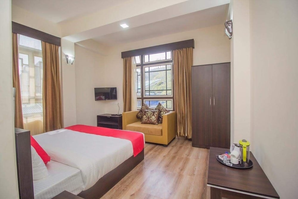 Family Suite, 1 King Bed, Smoking, Mountain View photo 3
