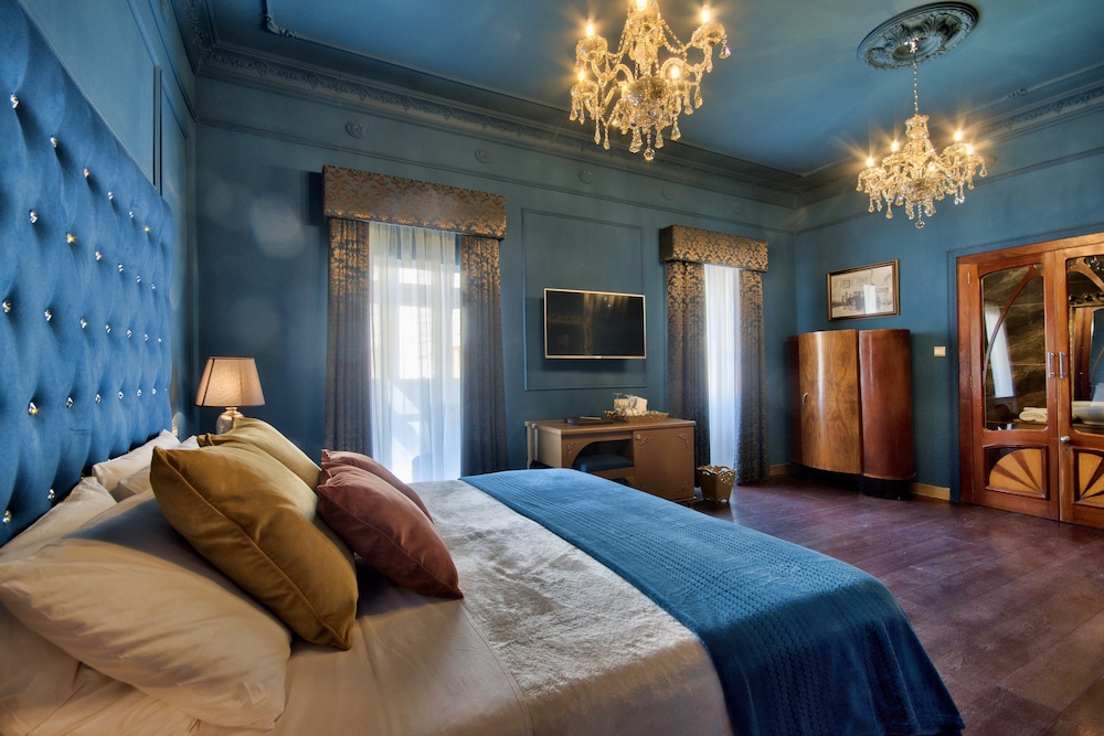 King Deluxe Suite with Maltese balcony photo 2