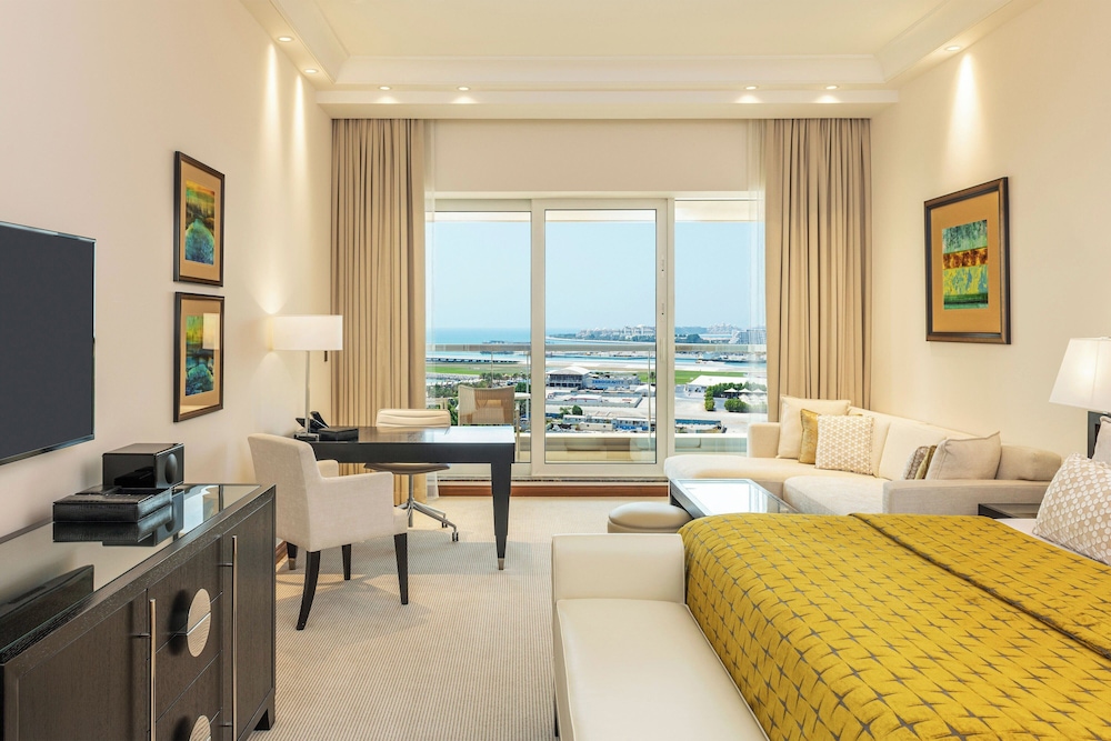 Premier Room, 1 King Bed thumbnail 6
