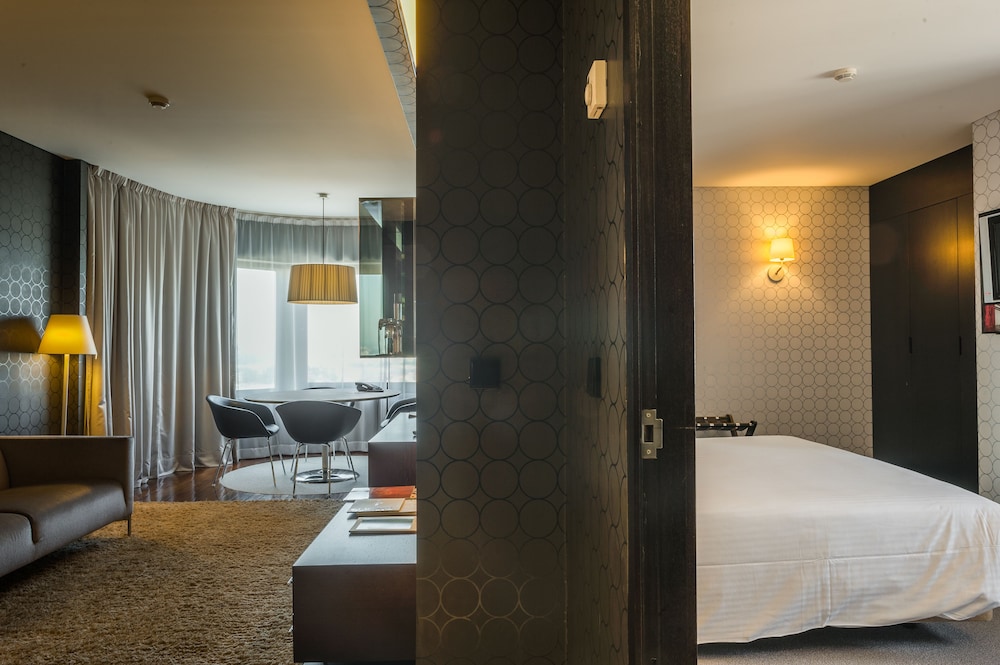 Deluxe Suite, City View