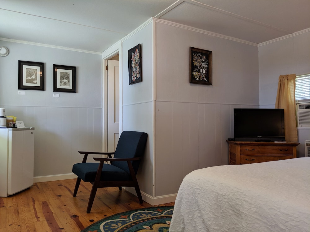 Economy Room, 1 Queen Bed photo 2