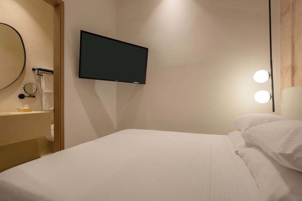 Standard Room, 1 Queen Bed photo 3