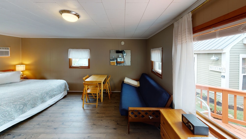 Standard Studio, 1 King Bed, Lake View (Cottage 10 or 11) photo 2