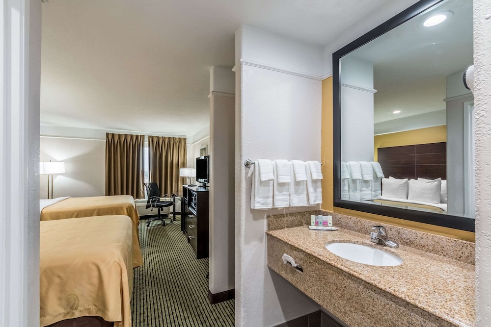 Standard Room, 2 Queen Beds, Non Smoking - Photo 4