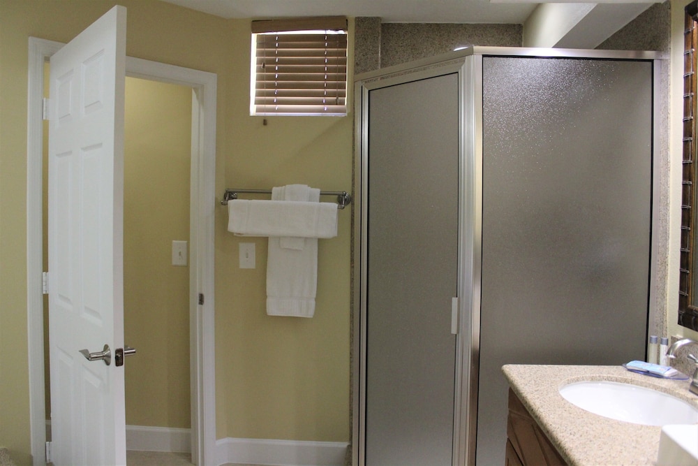 2 Bedroom 1 King and 1 Queen Suite thumbnail 6