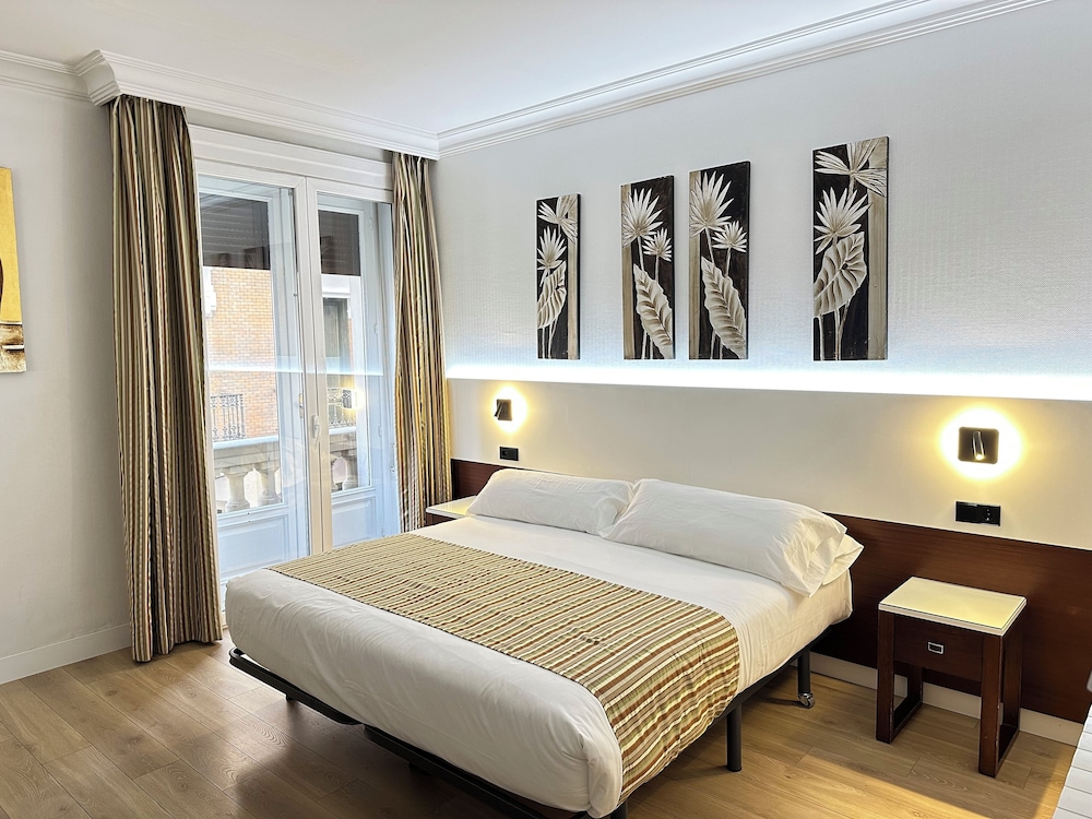 Double Room (con balcón y vistas) - Photo 6