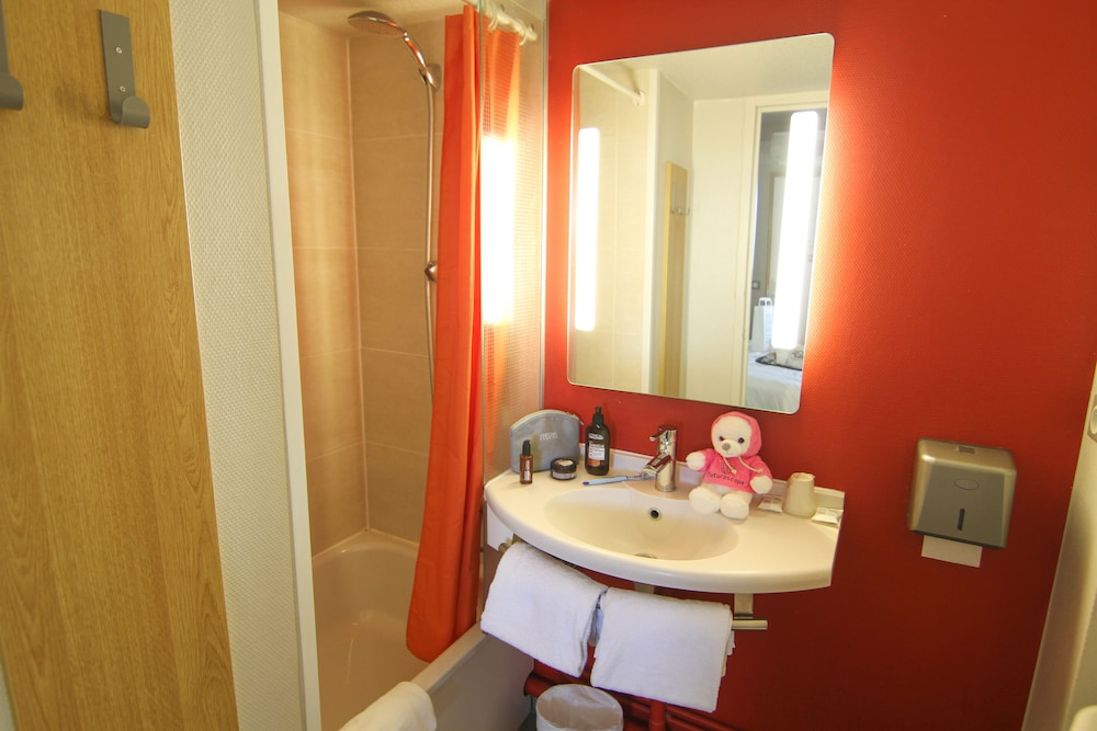 Standard Room, Multiple Beds photo 3