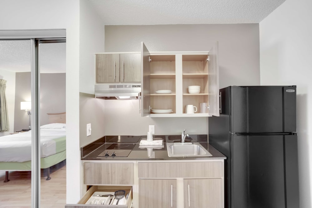 Standard Suite, 1 Queen Bed, Non Smoking, Kitchenette, photo 6