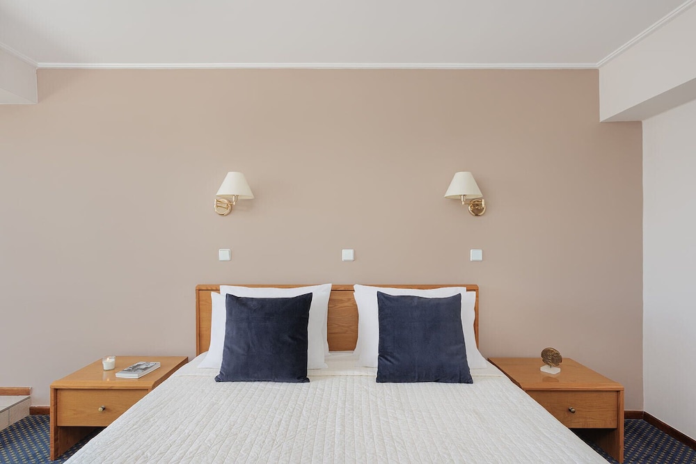 Deluxe Room, Multiple Beds, Partial Sea View photo 1