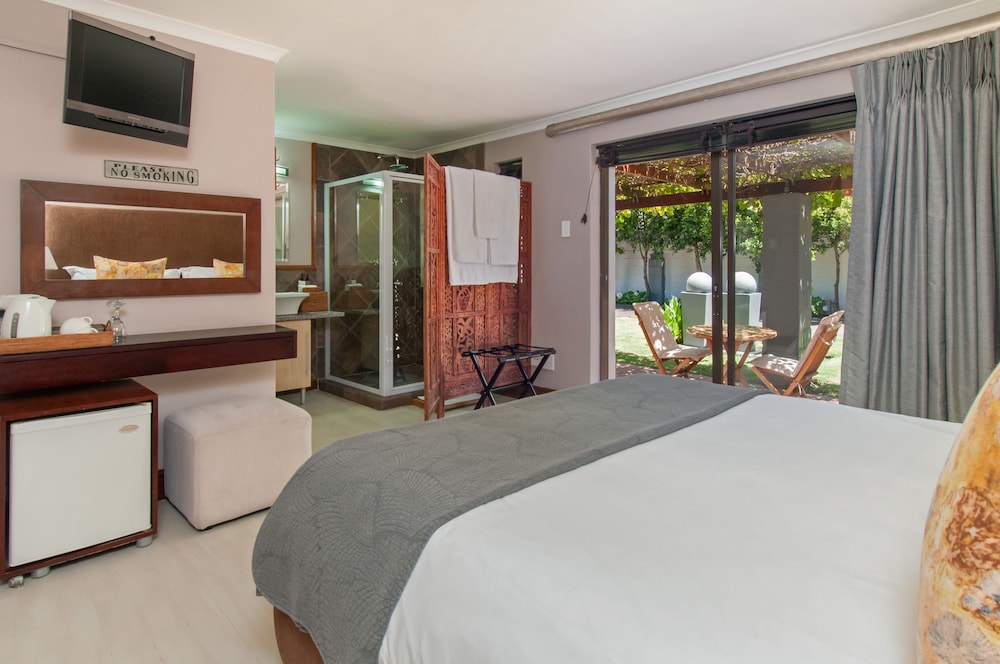 Standard Room, 1 Queen Bed, Garden View photo 2