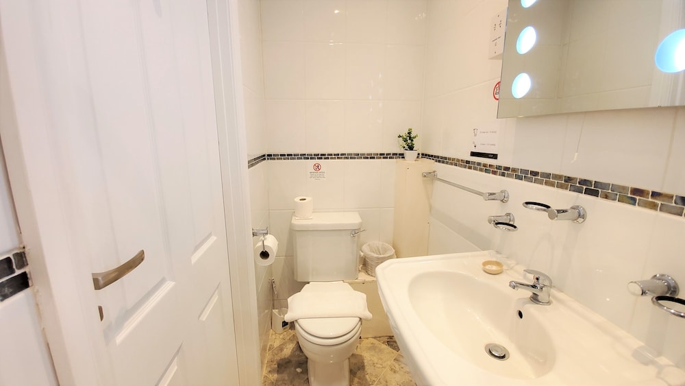 Standard Double Room - Photo 8