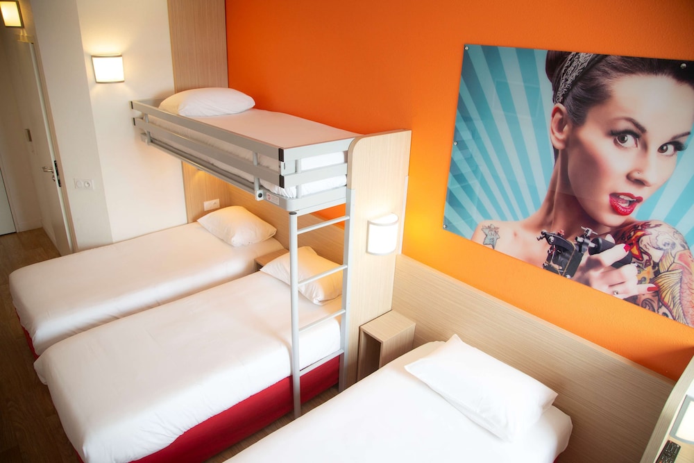 Standard Room, Multiple Beds photo 3