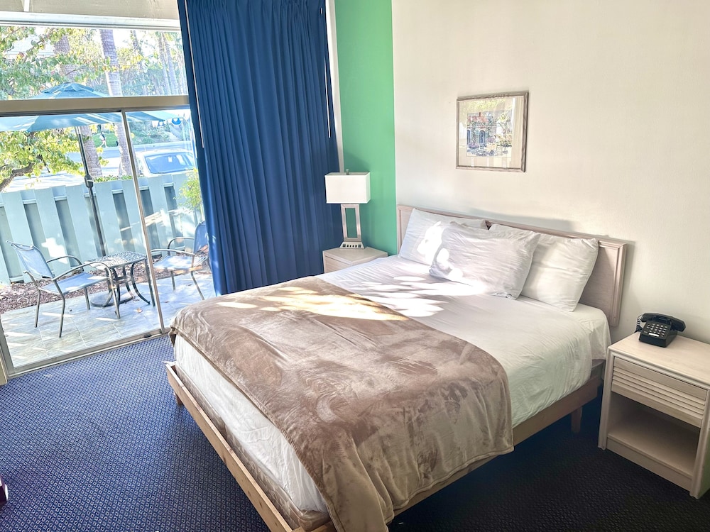 Economy Room, 1 King Bed, Patio, Garden View