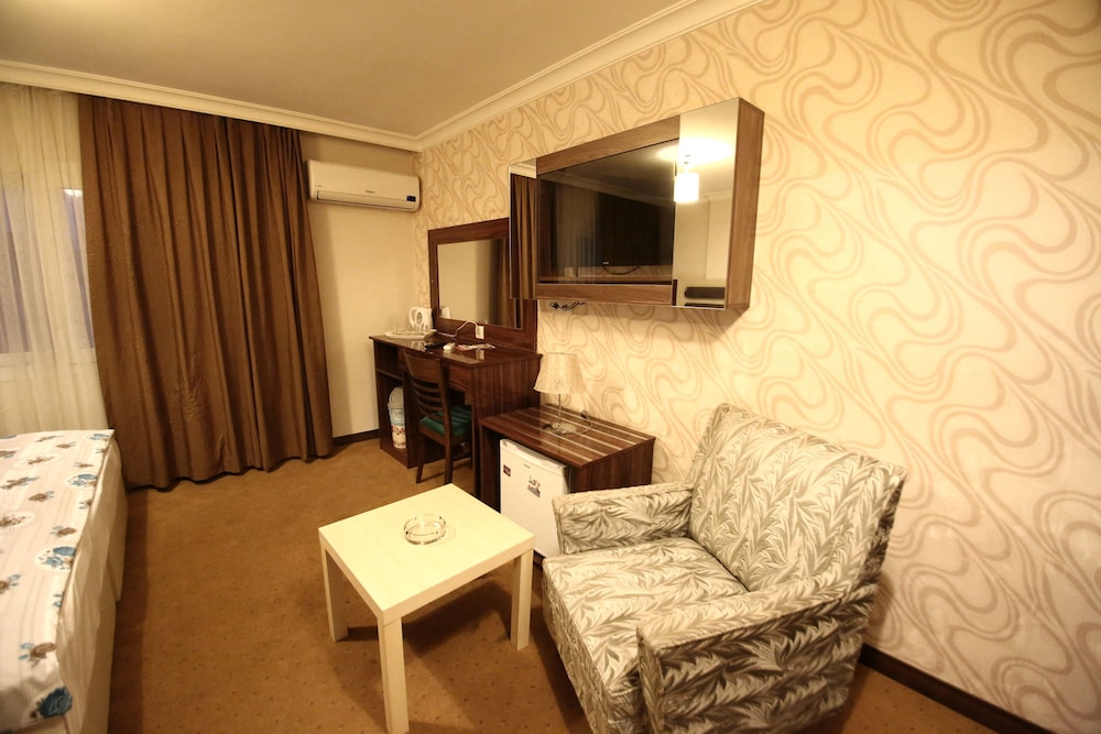 Standard Twin Room thumbnail 6