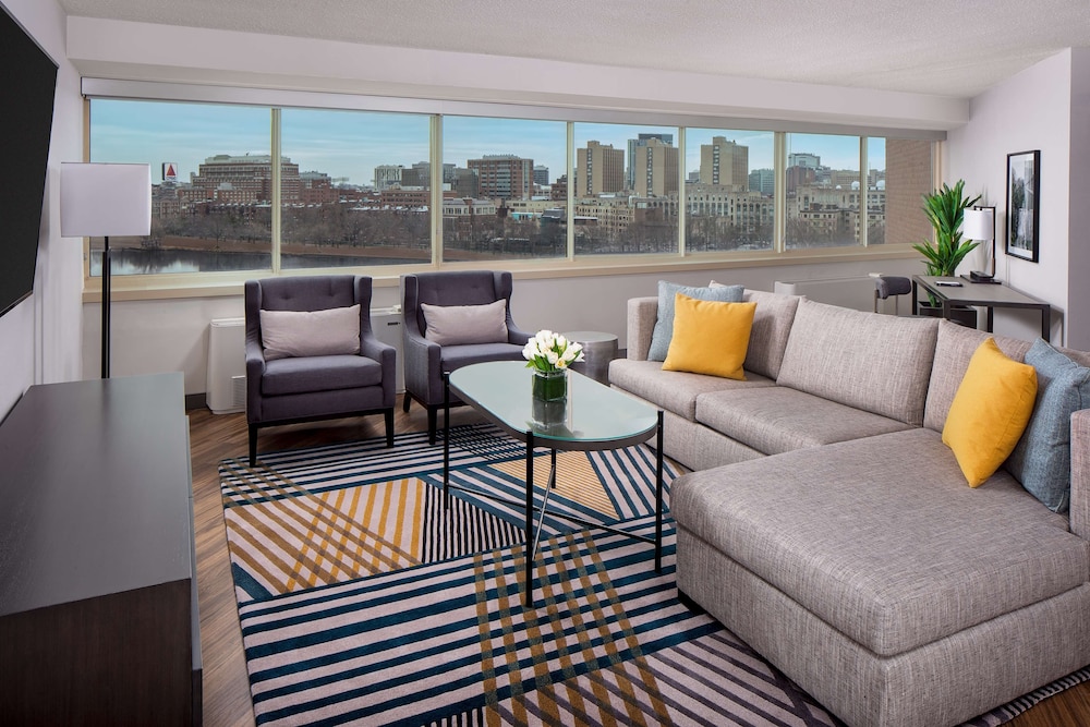Suite (University) - Photo 1