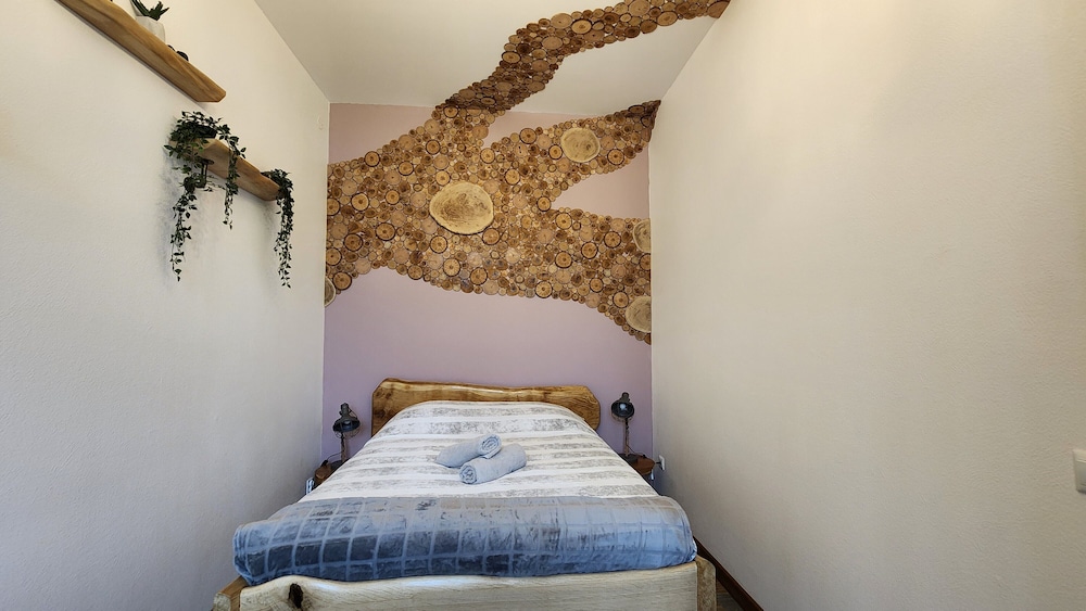 Unique Rustic Apartment - Photo 17