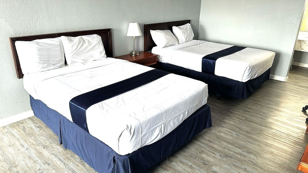 Room, 2 Queen Beds, Non Smoking - Photo 4