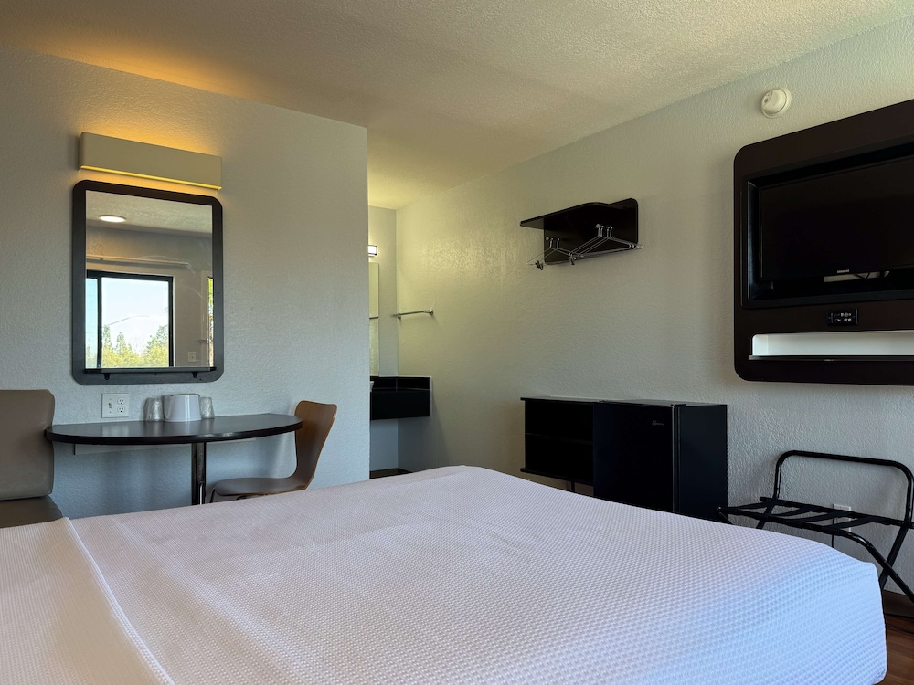 Standard Suite, 1 Queen Bed, Non Smoking photo 3