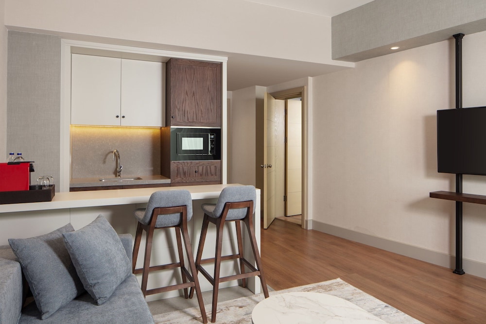Suite, 1 Bedroom, Kitchen thumbnail 6