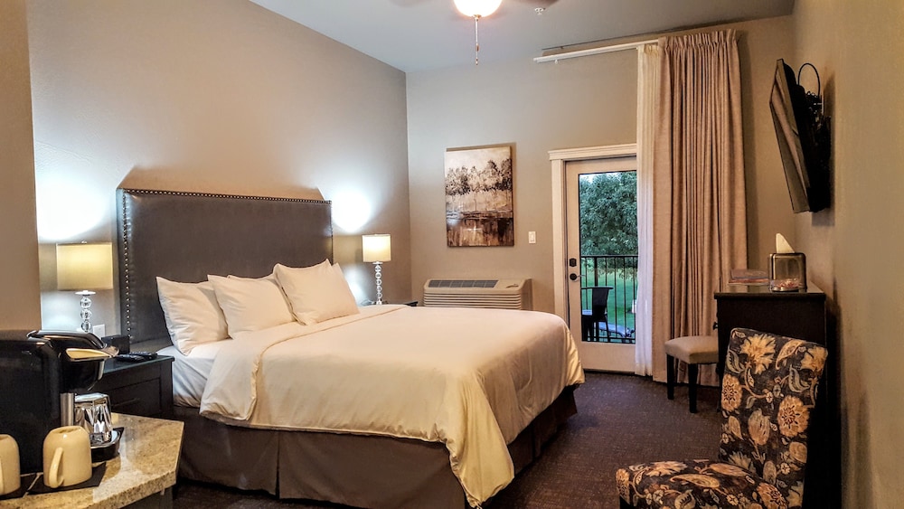 Luxury Room, 1 King Bed, Golf View photo 3
