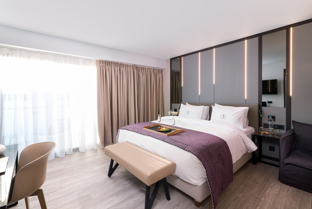 Deluxe Room (King) - Photo 10