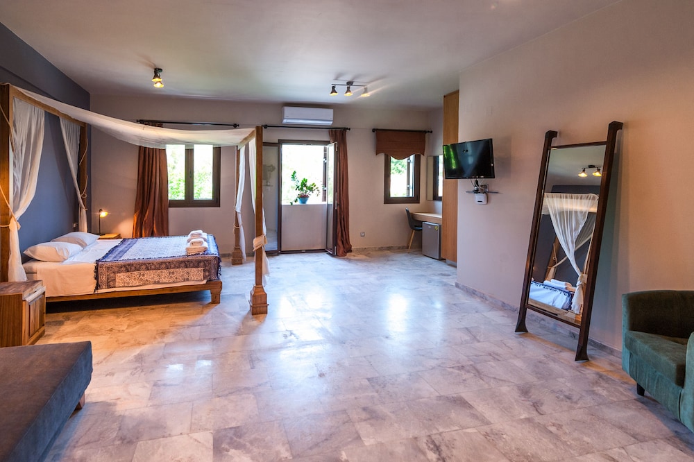 Superior Triple Room, Hot Tub photo 2