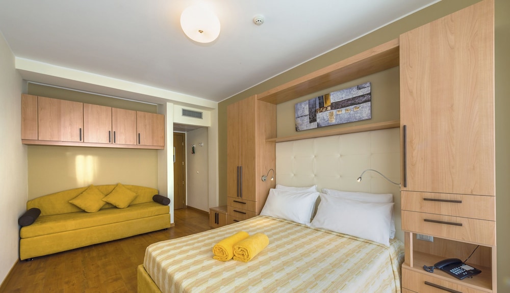 Superior Quadruple Room photo 2