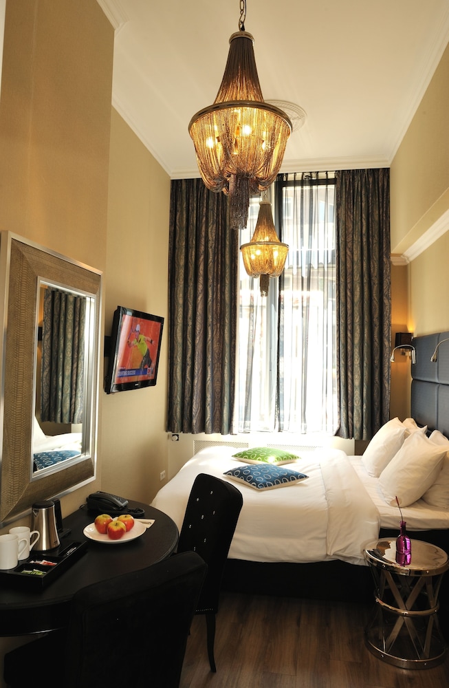 Double Room, Ground Floor (Street Side) photo 1