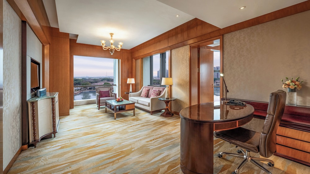 Suite, 1 Bedroom, Lake View (Dining Area)