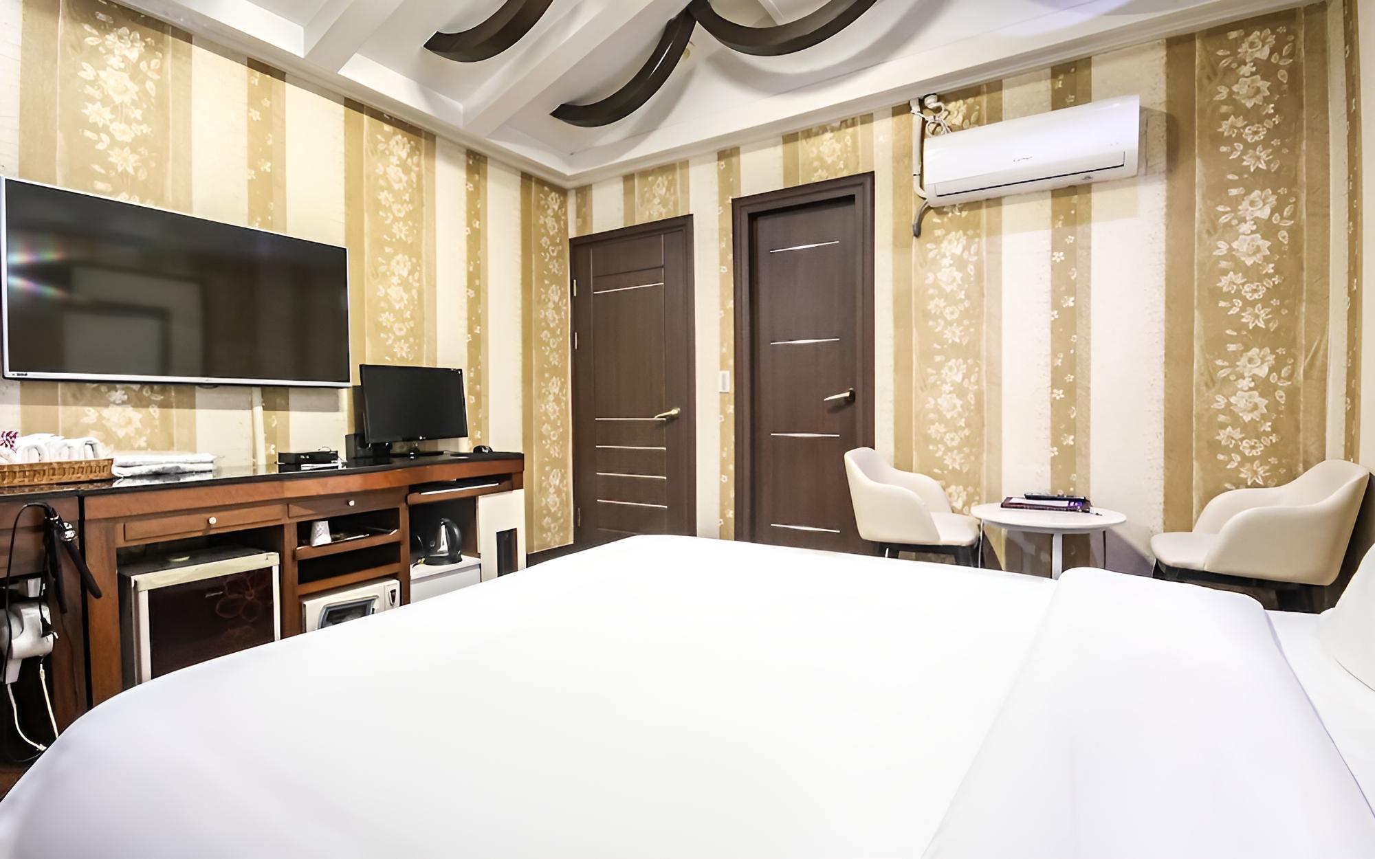 Room (Semi-private room (Netflix - use pers) photo 3