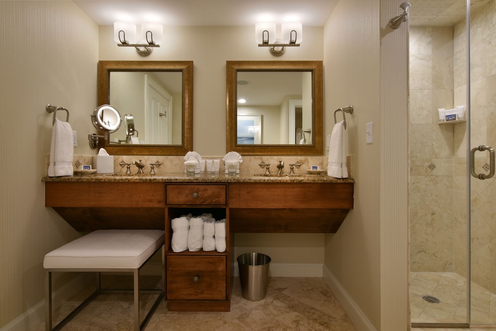 Standard Room, 1 King Bed, Partial Ocean View - Photo 4
