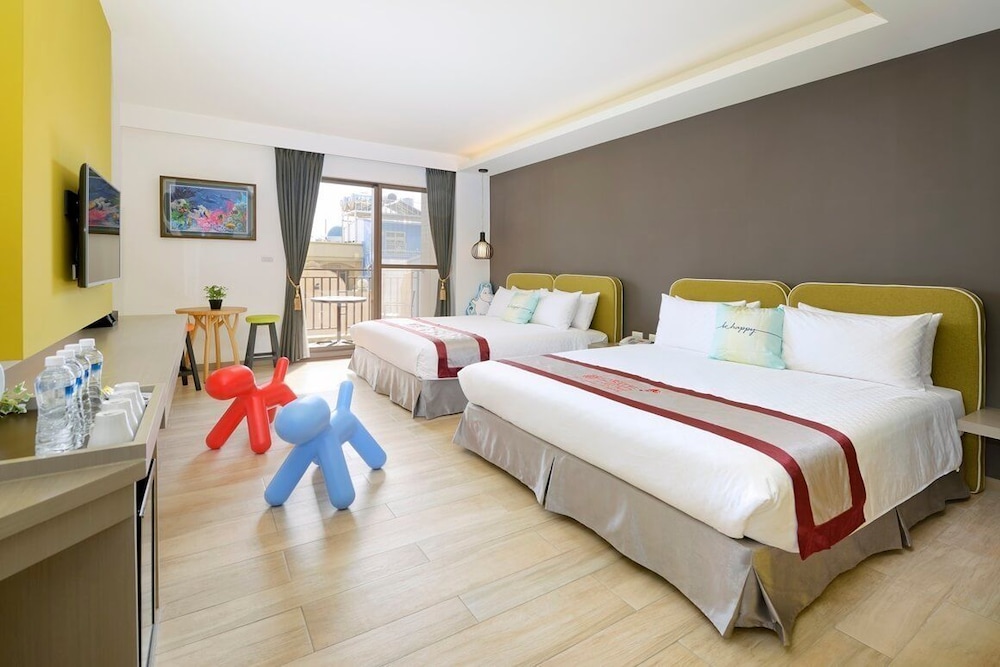 Standard Quadruple Room, 2 Double Beds, Ensuite photo 3