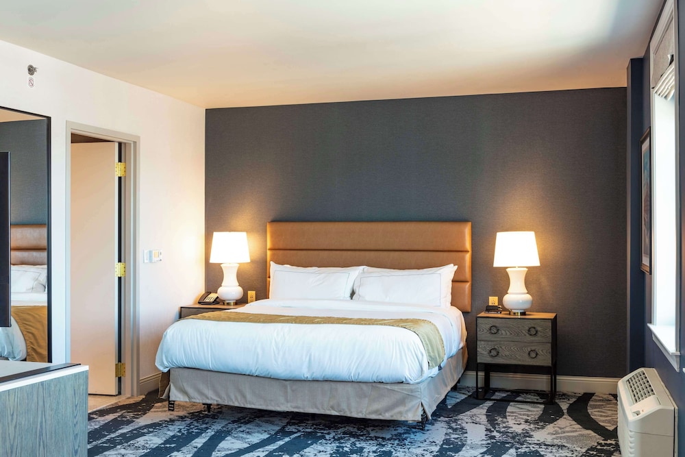 Presidential Suite, 1 King Bed, Accessible, Bathtub (Mobility & Hearing) - Photo 3