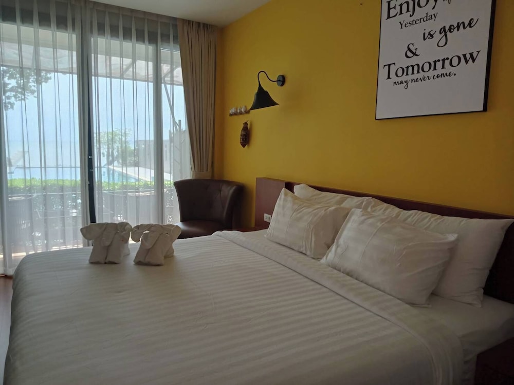 Deluxe Room with Pool View - Photo 7