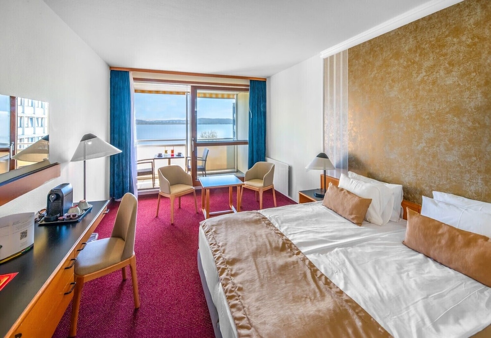 Deluxe room with extra bed photo 1