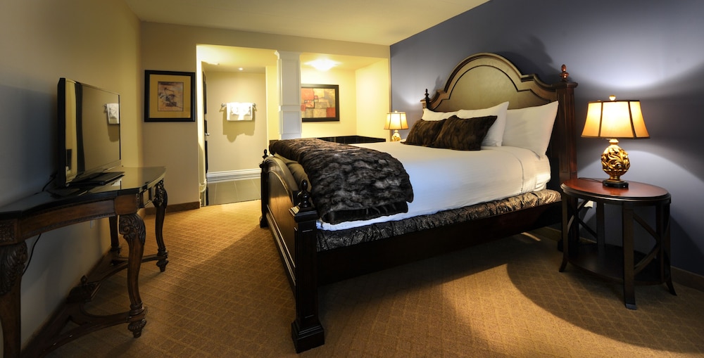 Luxury Suite, 1 King Bed, Jetted Tub - Photo 5