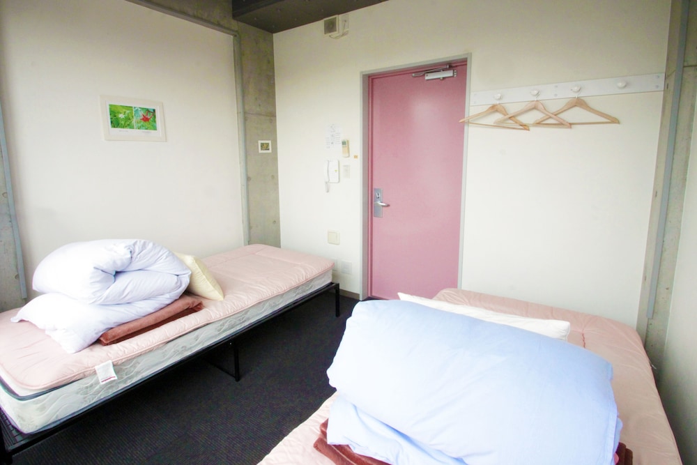 Twin Room, 2 Twin Beds, Non Smoking, Shared Bathroom photo 2