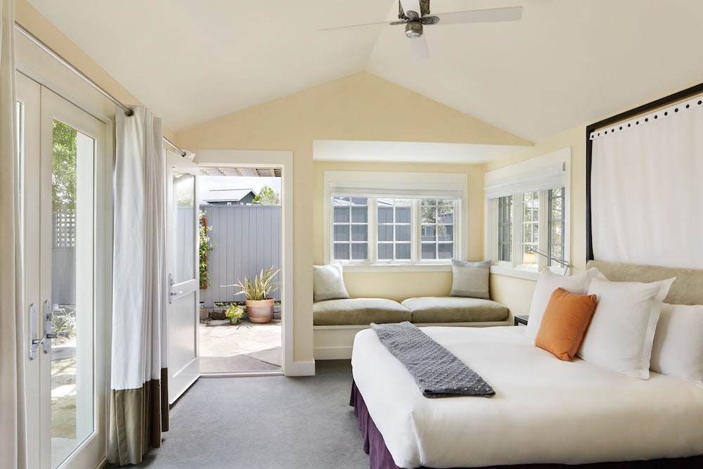 Courtyard Home 2 Kings 1 Sofa Bed photo 2
