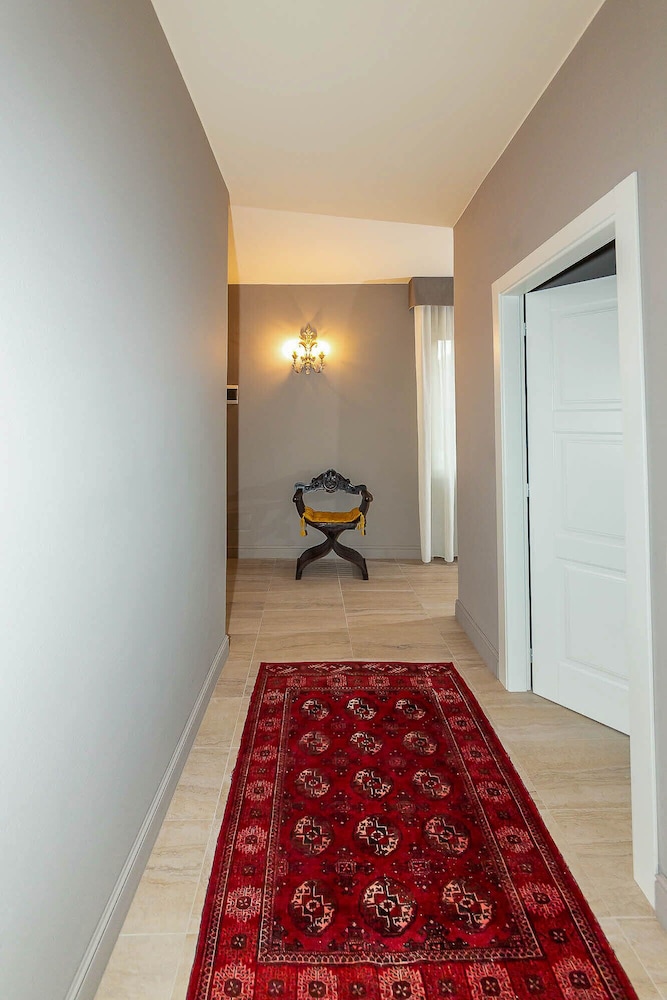 Deluxe Suite, Ensuite photo 2