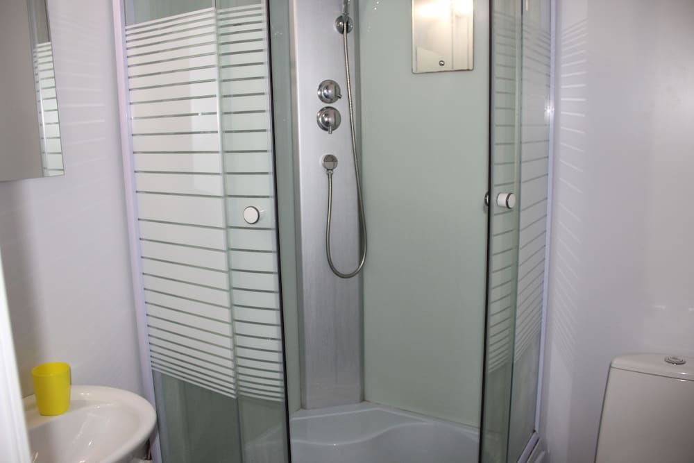 Economy Quadruple Room, Private Bathroom photo 2