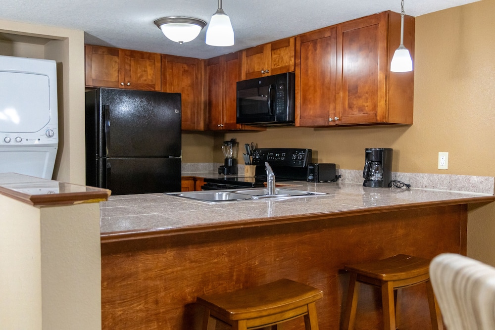 Suite, 2 Bedrooms - Photo 17
