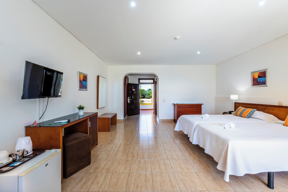 Family Room (2 Adults + 2 Children) - Photo 1