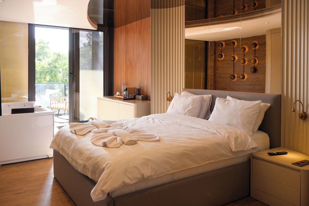 Deluxe Suite, Balcony, Lake View photo 1