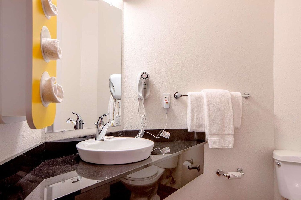 Deluxe Single Room, 1 King Bed, Non Smoking - Photo 4