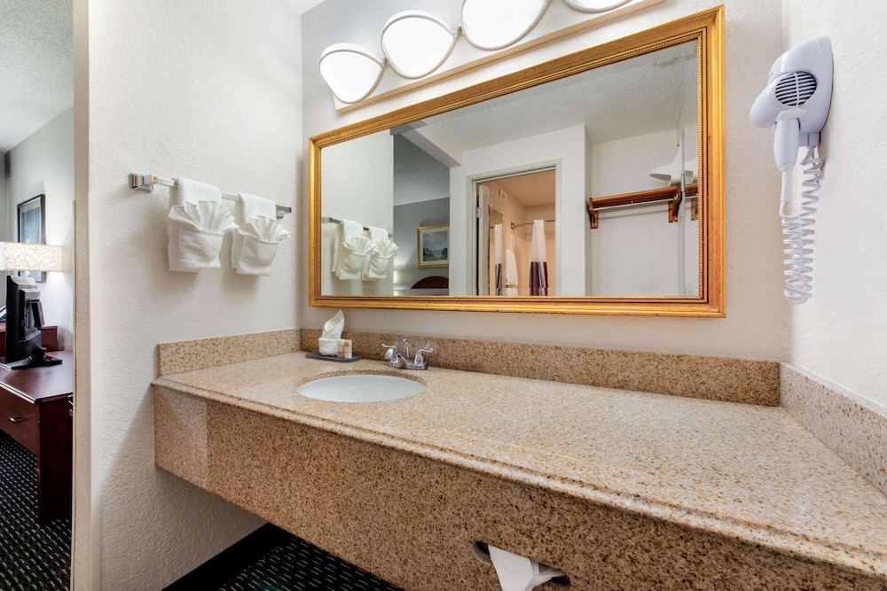 Deluxe Room, 1 King Bed, Non Smoking (Deluxe Executive Room) - Photo 15