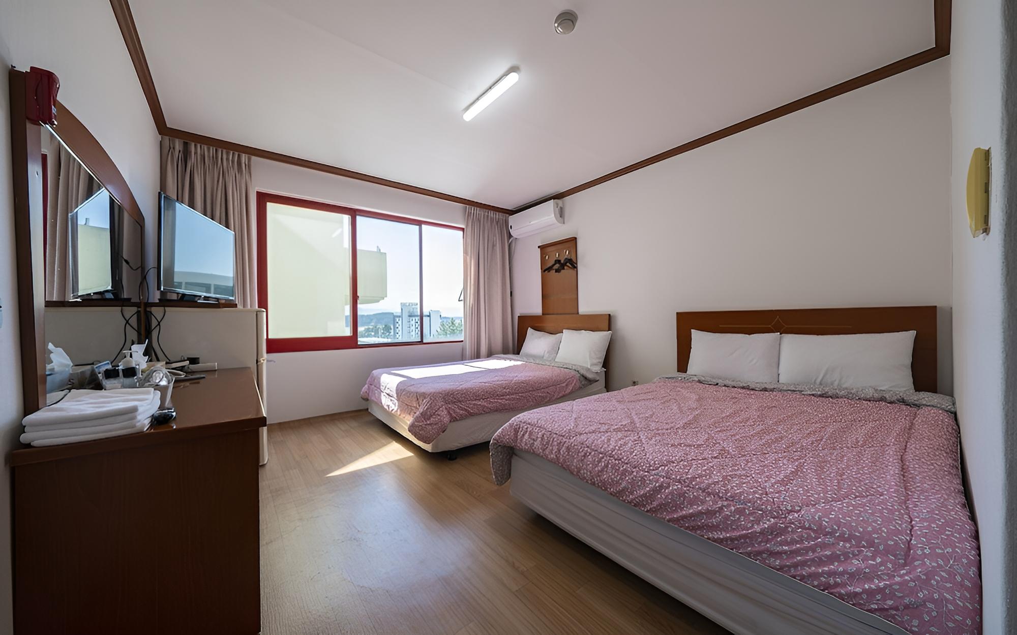 Room (Twin) - Photo 1