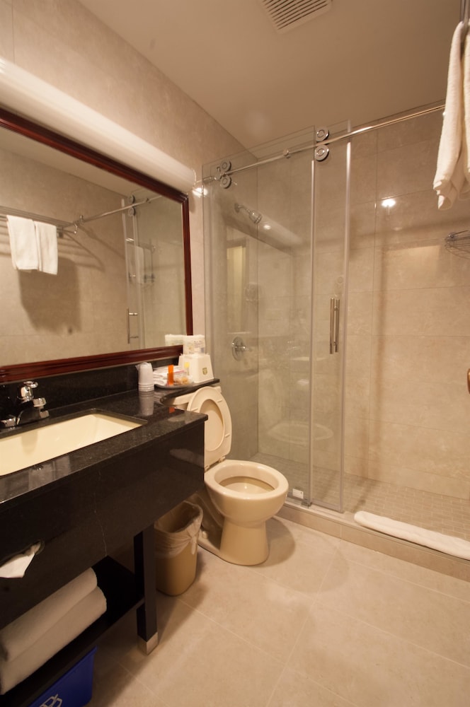 Standard Room, 1 King Bed, Non Smoking, Refrigerator & Microwave (Walk-in Shower) - Photo 3