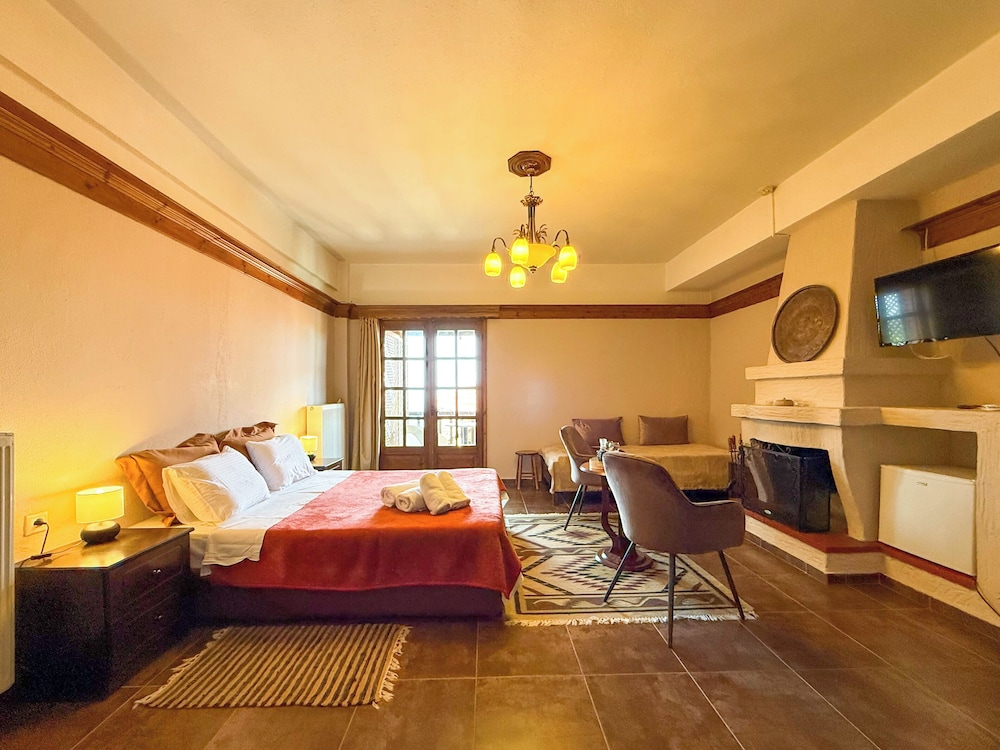 Standard Triple Room, Balcony, Partial Sea View photo 2