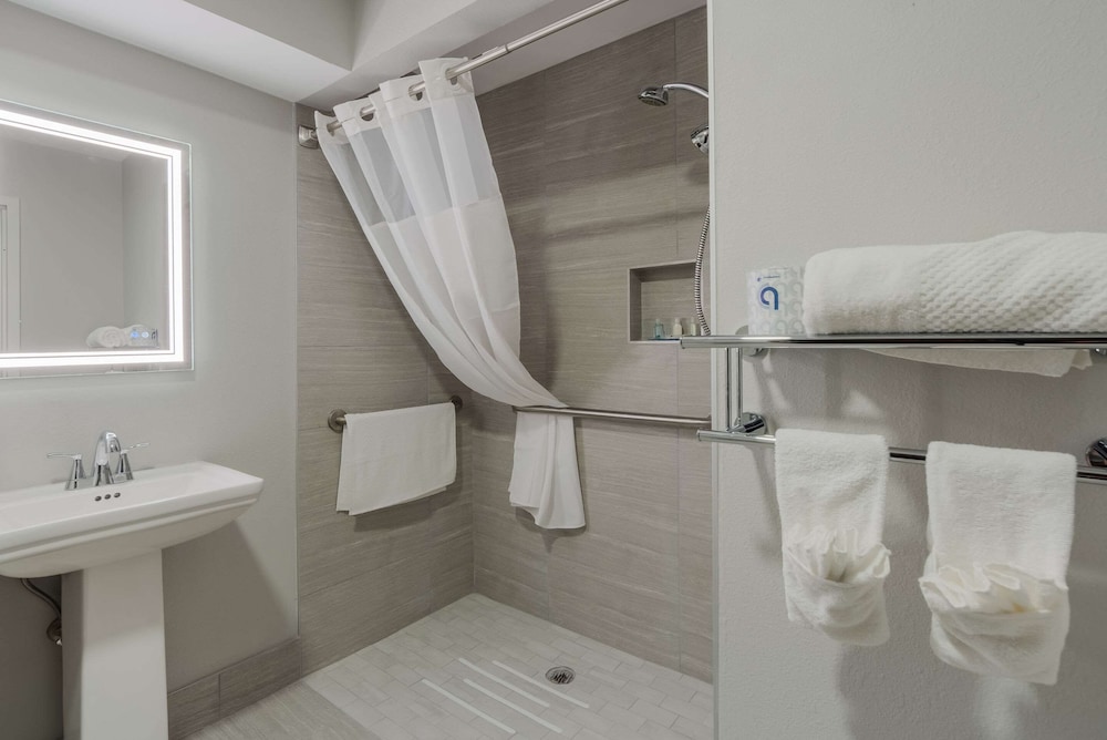 Room, 1 King Bed, Accessible, Non Smoking - Photo 4