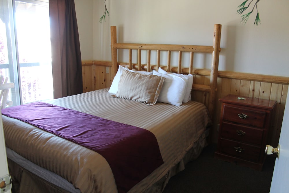 Family Suite, 1 Bedroom, Jetted Tub, Lake View photo 2